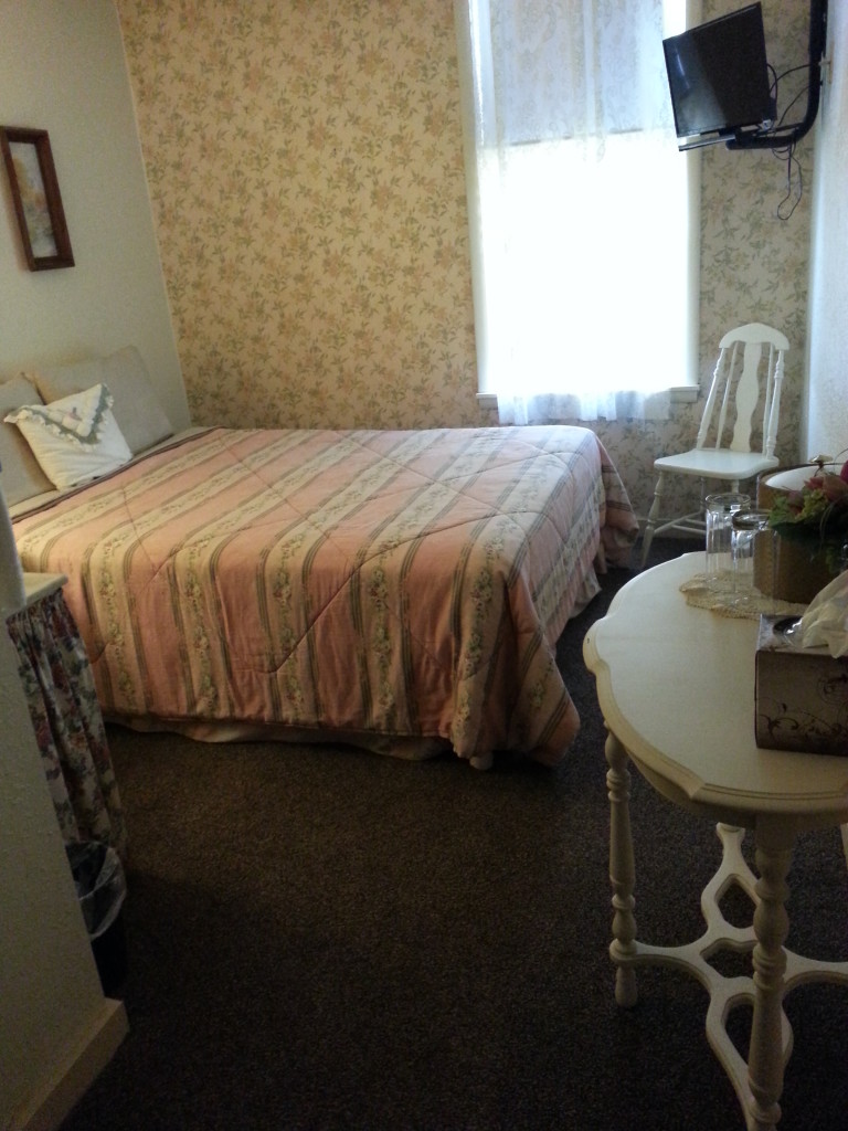 Courtland Queen Room 12 Bed