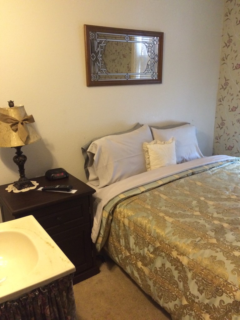 Courtland Queen Room 8 Bed